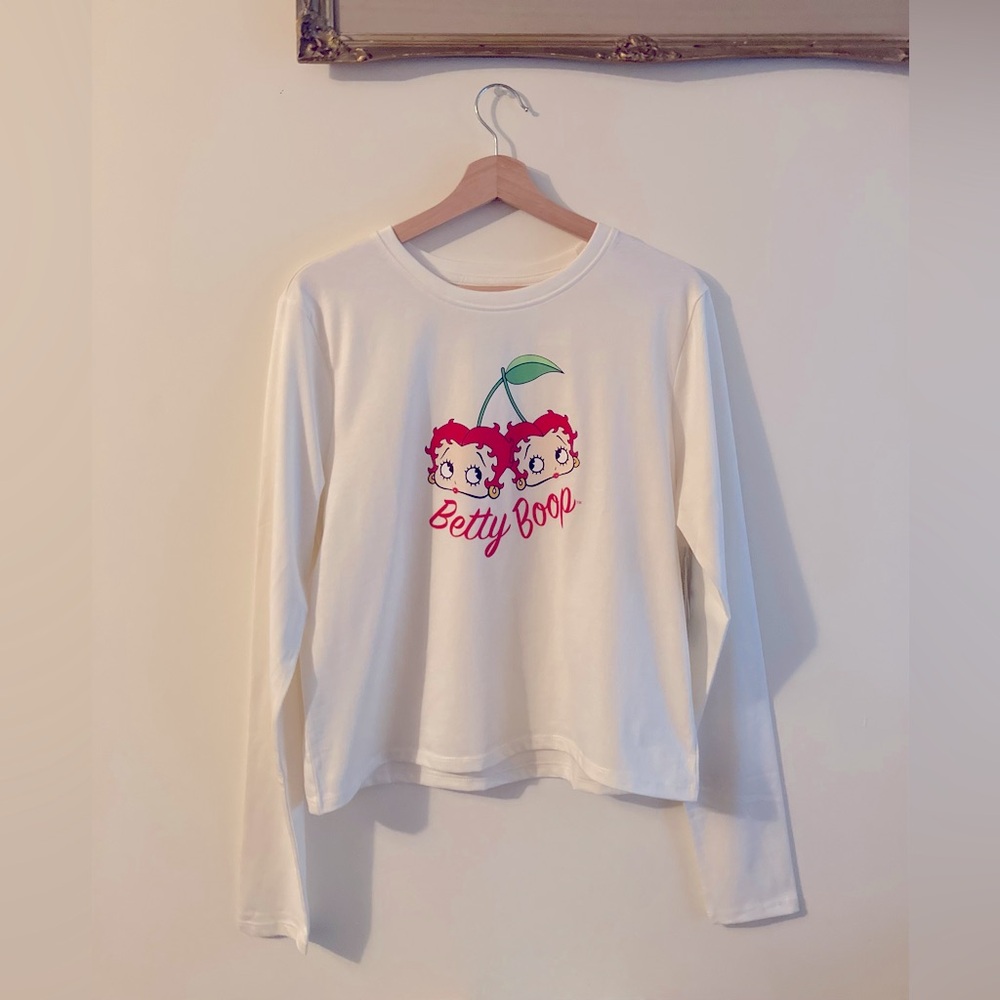 NWTS White Betty Boop Graphic Fitted Long Sleeve Top from Ardene Cherries 🍒